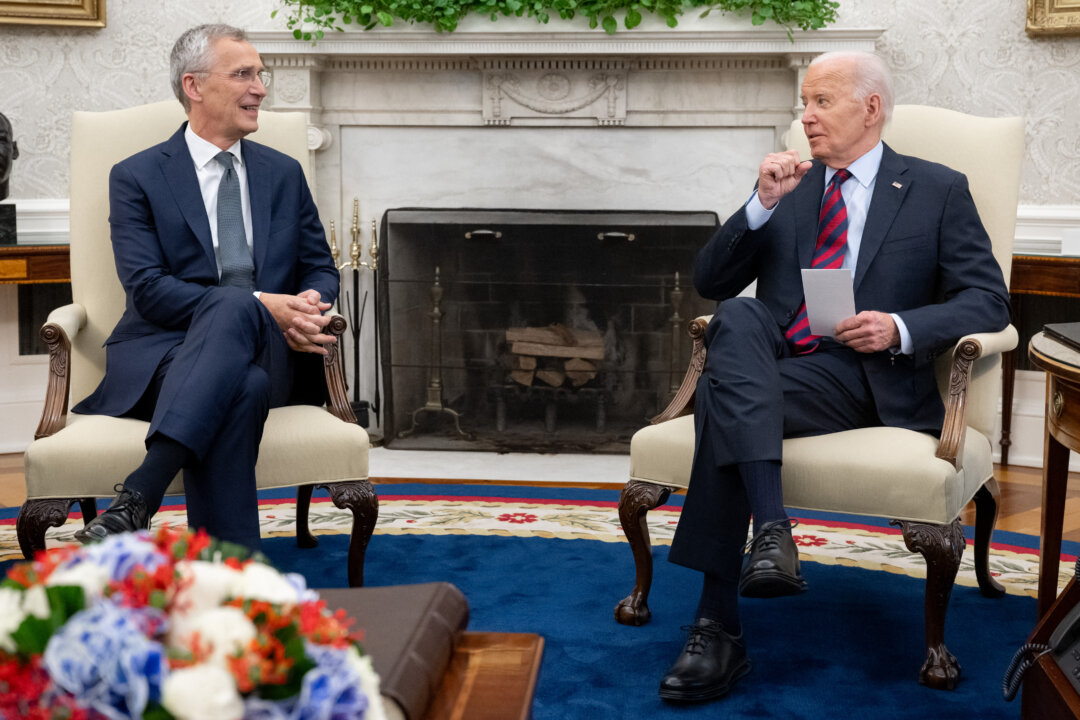 Tổng thống Joe Biden (phải) và Tổng thư ký NATO Jens Stoltenberg gặp nhau tại Oval Office của Tòa Bạch Ốc, hôm 17/06/2024. (Ảnh: Saul Loeb/AFP qua Getty Images)