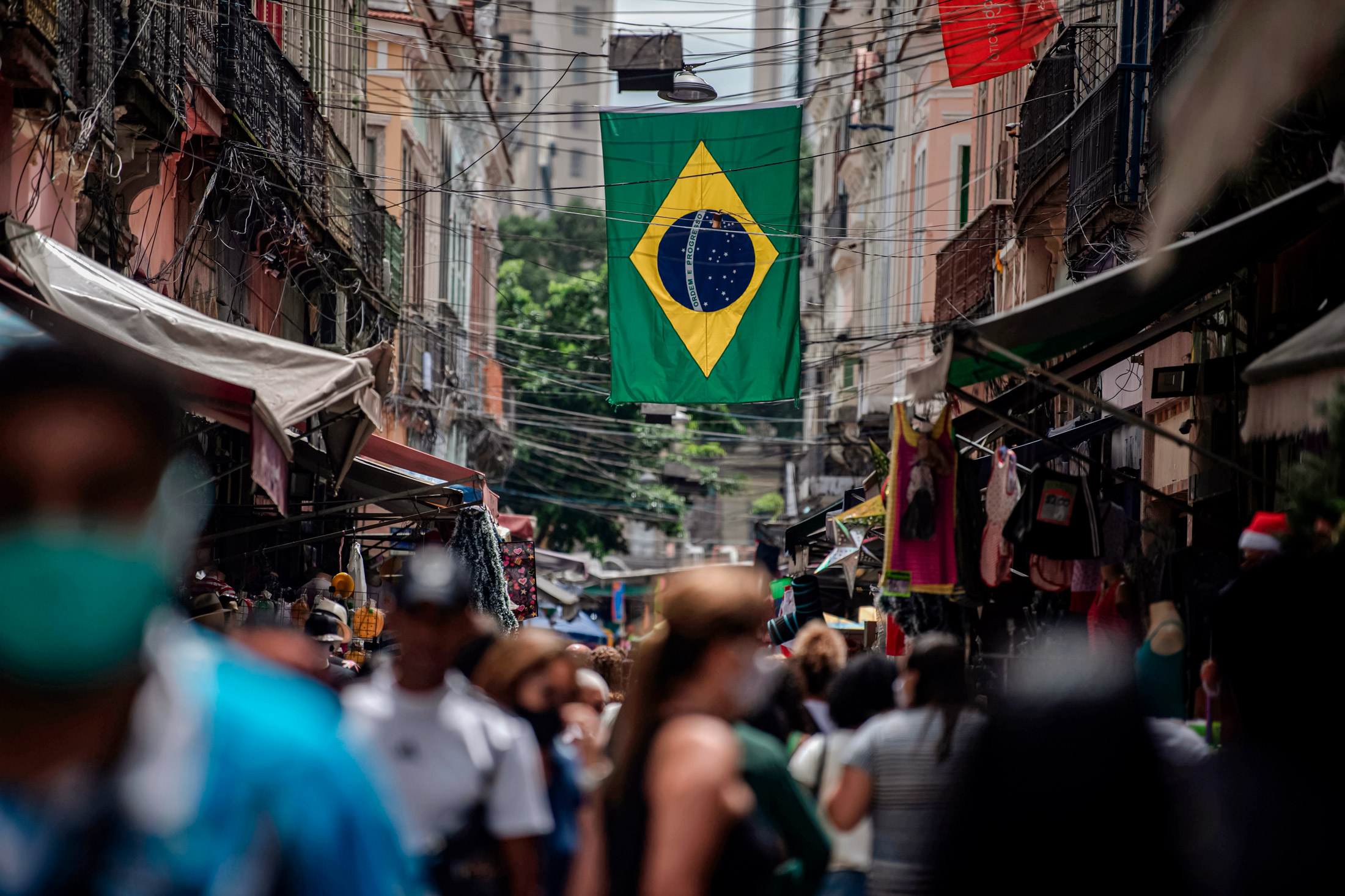 Người dân đi bộ trong chợ Saara ở trung tâm thành phố Rio de Janeiro vào ngày 08/12/2020. Tỷ lệ nghèo đói của Brazil là 27%. (Ảnh: Mauro Pimentel/AFP qua Getty Images)