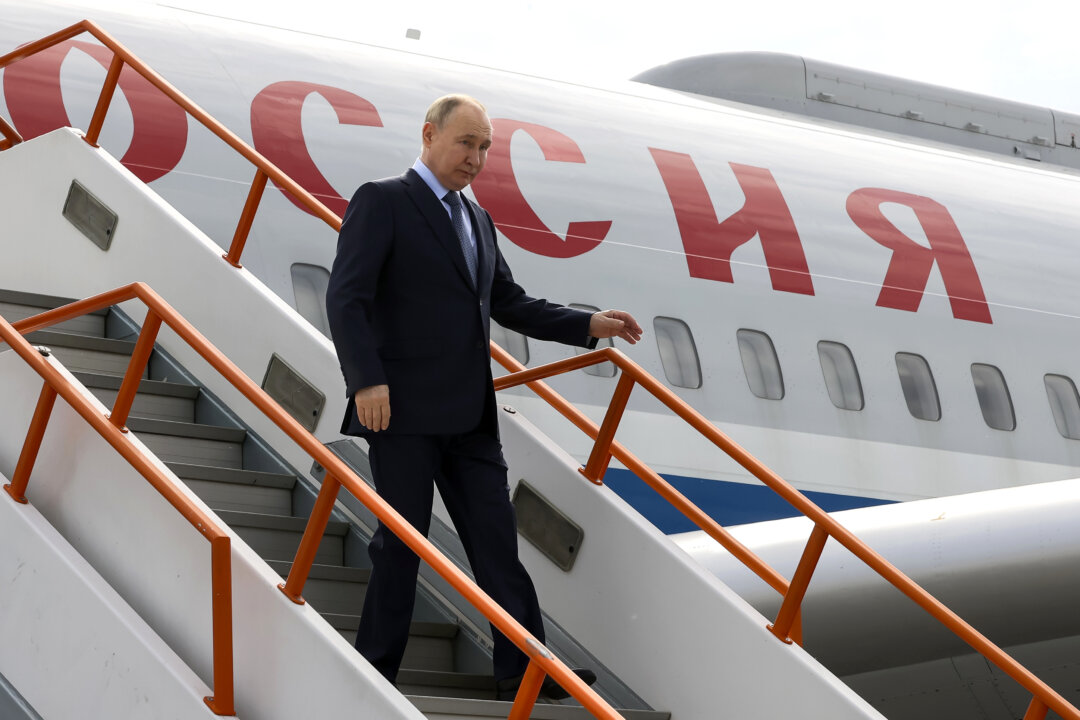 Tổng thống Nga Vladimir Putin đi xuống cầu thang khi đến phi trường Yakutsk, cộng hòa Sakha, còn được gọi là Yakutia, Viễn Đông Nga, Nga, hôm 18/06/2024. (Ảnh: Sergei Karpukhin/Sputnik, Kremlin Pool Photo qua AP)