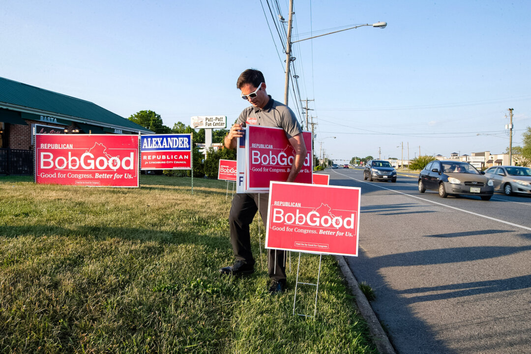 Người ủng hộ Phil Hamilton đặt các tấm biển tranh cử cho Dân biểu Bob Good, một ứng cử viên trong cuộc bầu cử sơ bộ của Đảng Cộng Hòa cho Địa hạt Quốc hội số 5 của Virginia, dọc theo Đường Timberlake ở Lynchburg, Virginia, hôm 18/06/2024. (Ảnh:  AP Photo/P. Kevin Morley)