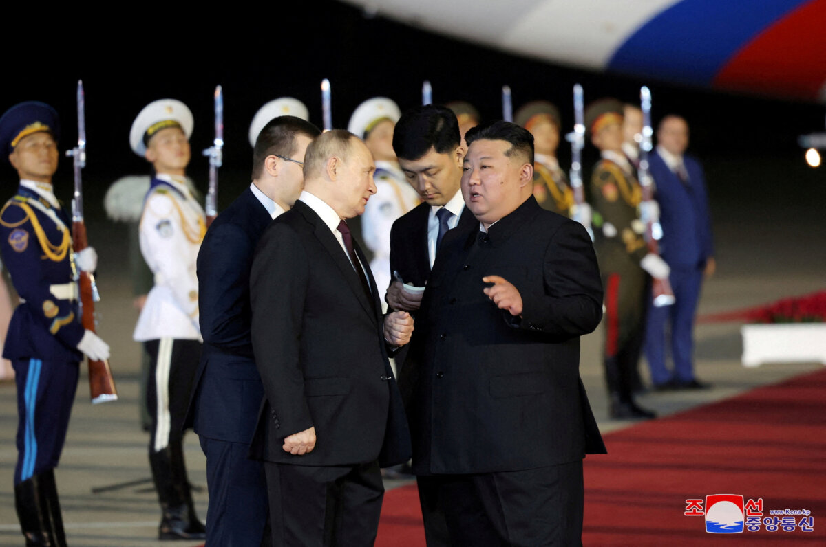 Tổng thống Nga Vladimir Putin (trái) được nhà lãnh đạo Bắc Hàn Kim Jong Un (phải) tiếp đón khi ông đến phi trường ở Bình Nhưỡng, Bắc Hàn, hôm 19/06/2024. (Ảnh: KCNA qua Reuters)
