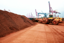 Một máy xúc chuyển đất chứa khoáng sản đất hiếm tại một cảng ở Liên Vân Cảng, tỉnh Giang Tô, Trung Quốc, vào ngày 05/09/2010. (Ảnh: STR/AFP qua Getty Images)