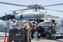 Các thủy thủ thuộc Nhóm Tác chiến của Hàng không mẫu hạm Dwight D. Eisenhower trợ giúp các thủy thủ gặp nạn được giải cứu khỏi tàu chở hàng M/V Tutor mang cờ Liberia, thuộc sở hữu của Hy Lạp, bị lực lượng Houthi tấn công ở Hồng Hải, hôm 15/06/2024. (Ảnh: Bộ Tư lệnh Trung ương Lực lượng Hải quân Hoa Kỳ/Hạm đội 5 của Hoa Kỳ/Tư liệu báo chí qua Reuters/File Photo)
