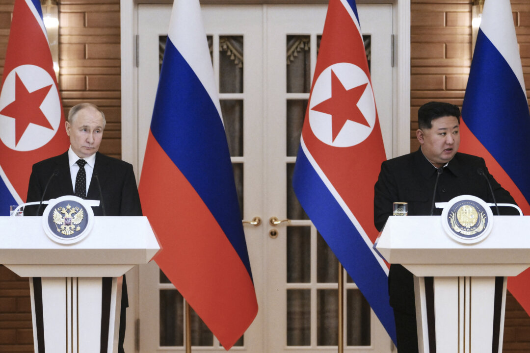 Tổng thống Nga Vladimir Putin (trái) và nhà lãnh đạo Bắc Hàn Kim Jong Un (phải) nói với giới truyền thông sau cuộc hội đàm song phương tại Cung điện Kumsusan ở Bình Nhưỡng, Bắc Hàn, hôm 19/06/2024. (Ảnh: Kristina Kormilitsyna/AFP qua Getty Images)