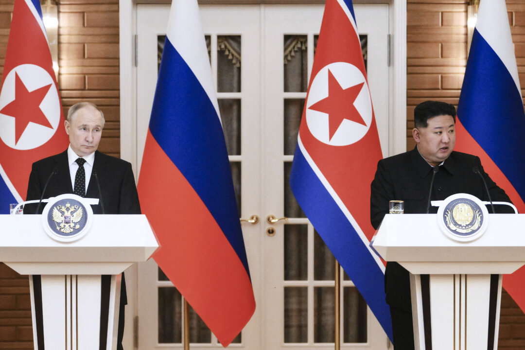 Tổng thống Nga Vladimir Putin (trái) và nhà lãnh đạo Bắc Hàn Kim Jong Un (phải) nói chuyện với các phóng viên sau cuộc hội đàm song phương tại Cung Kumsusan ở Bình Nhưỡng, Bắc Hàn, hôm 19/06/2024. (Ảnh: Kristina Kormilitsyna/AFP qua Getty Images)