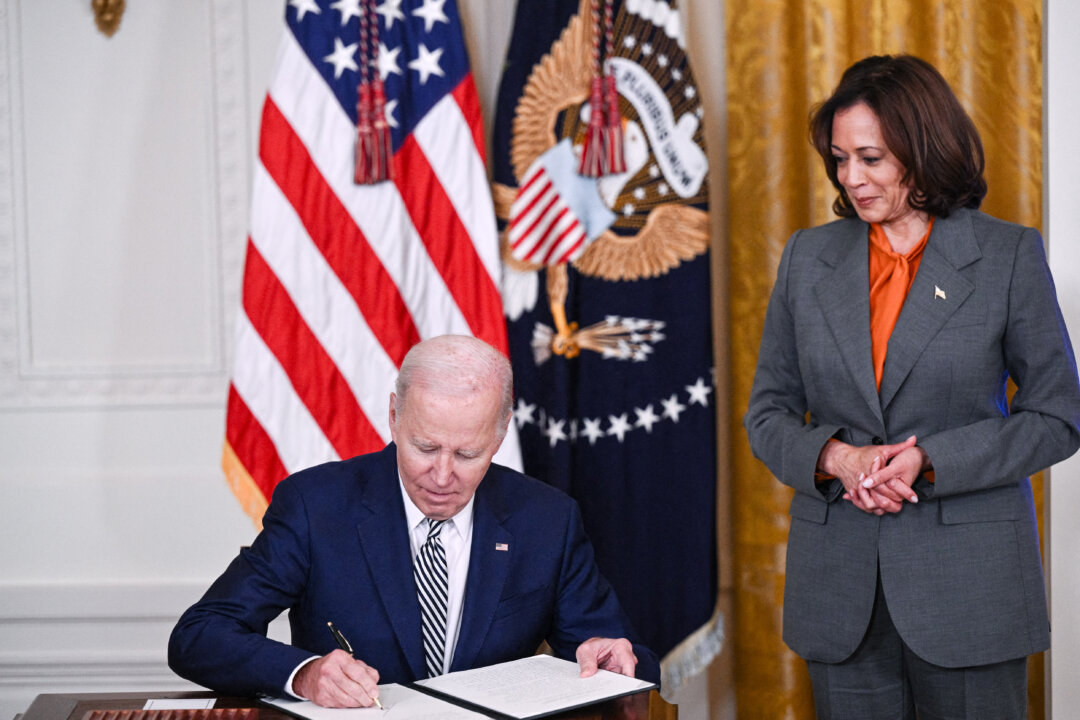 Tổng thống Joe Biden ký sắc lệnh tại Phòng cánh Đông của Tòa Bạch Ốc, ngày 30/10/2023. (Ảnh: Brendan Smialowski/AFP qua Getty Images)