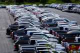Những chiếc xe hơi tồn kho được cất giữ trong bãi đậu xe của Trung tâm Wells Fargo ở Philadelphia, vào ngày 28/04/2020. (Ảnh: Ảnh tư liệu/Mark Makela/Reuters)