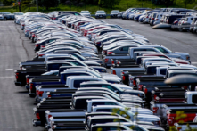 Những chiếc xe hơi tồn kho được cất giữ trong bãi đậu xe của Trung tâm Wells Fargo ở Philadelphia, vào ngày 28/04/2020. (Ảnh: Ảnh tư liệu/Mark Makela/Reuters)