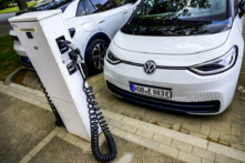 Xe điện của hãng Volkswagen đậu trước một trạm sạc ở Salzgitter, miền trung bắc nước Đức, ngày 18/05/2022. (Ảnh: John Macdougall/AFP qua Getty Images)