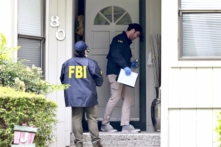 Các đặc vụ FBI đột kích một ngôi nhà trên đường Maiden Lane, được cho là nơi Thị trưởng Oakland Sheng Thao sinh sống, ở Oakland, California, hôm 20/06/2024. (Ảnh: Jessica Christian/San Francisco Chronicle qua AP)