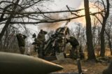 Binh sỹ Ukraine bắn bích kích pháo M777 vào các vị trí của Nga gần Bakhmut, miền đông Ukraine, vào ngày 17/03/2023. (Ảnh: Aris Messinis/AFP qua Getty Images)