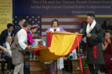 Cựu Chủ tịch Hạ viện Đảng Dân Chủ Nancy Pelosi, ở giữa, được Tổng thống Chính phủ Trung ương Tây Tạng Penpa Tsering, bên phải, tặng một bức tranh Phật Giáo truyền thống Tây Tạng có tên là Thangka, tại một sự kiện công khai mà trong đó phái đoàn Hoa Kỳ do Dân biểu Đảng Cộng Hòa Michael McCaul dẫn đầu được các quan chức chính phủ lưu vong của Tây Tạng khen ngợi tại chùa Tsuglakhang ở Dharamshala, Ấn Độ, hôm thứ Tư, ngày 19/06/2024. (Ảnh: AP Photo/Ashwini Bhatia)
