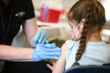 Một y tá chích liều vaccine Covid-19 dành cho trẻ em cho một bé gái ở Los Angeles vào ngày 19/01/2022. (Ảnh: Robyn Beck/AFP qua Getty Images)