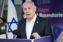 Thủ tướng Israel Benjamin Netanyahu trình bày trong một cuộc họp báo tại Trung tâm Y tế Sheba Tel-HaShomer, ở Ramat Gan, Israel, hôm 08/06/2024. (Ảnh: Jack Guez - Pool/Getty Images)