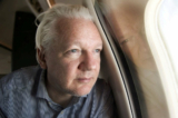 Theo bài đăng của Wikileaks trên X, nhà sáng lập WikiLeaks Julian Assange nhìn ra cửa sổ phi cơ khi ông đến gần phi trường Bangkok để quá cảnh, trong bức ảnh được đăng lên mạng xã hội hôm 25/06/2024. (Ảnh: Wikileaks qua X/qua Reuters)