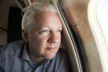 Theo bài đăng của Wikileaks trên X, nhà sáng lập WikiLeaks Julian Assange nhìn ra cửa sổ phi cơ khi ông đến gần phi trường Bangkok để quá cảnh, trong bức ảnh được đăng lên mạng xã hội hôm 25/06/2024. (Ảnh: Wikileaks qua X/qua Reuters)