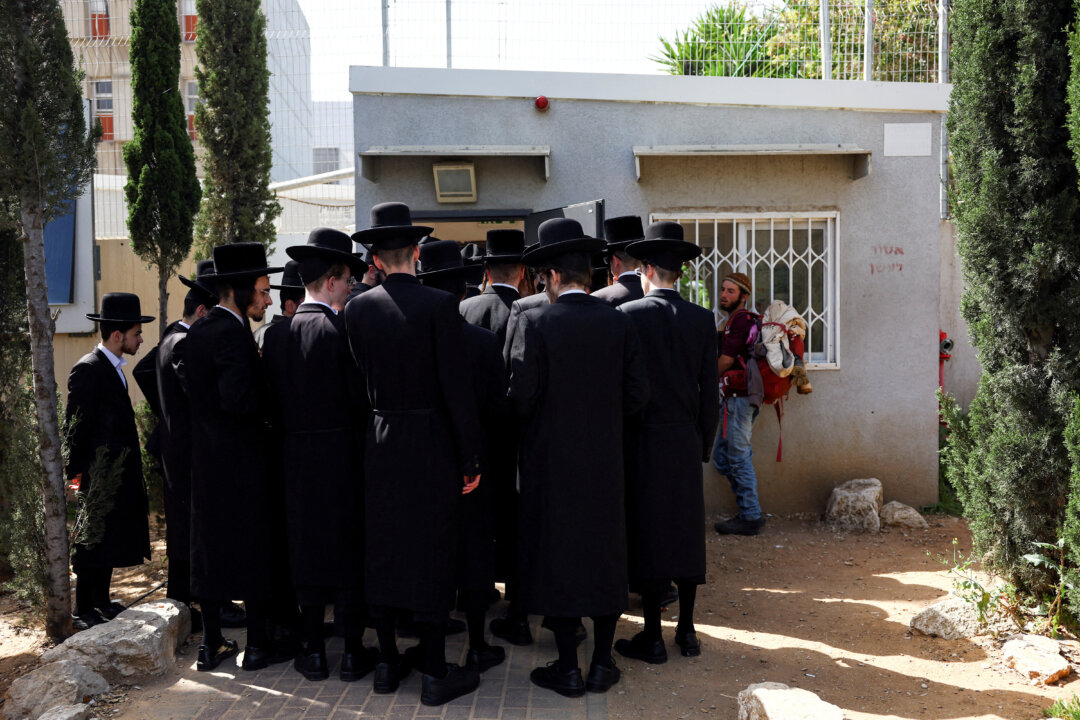 Những người Do Thái giáo Chính thống Cực hữu xếp hàng tại một văn phòng quân dịch của Israel để làm thủ tục miễn nghĩa vụ quân sự bắt buộc tại một cơ sở tuyển quân ở Kiryat Ono, Israel, hôm 28/03/2024. (Ảnh: Hannah McKay/Reuters)