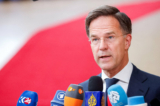 Thủ tướng Hà Lan Mark Rutte phát biểu trước truyền thông ở Brussels hôm 17/06/2024. (Ảnh: Johanna Geron/Reuters)