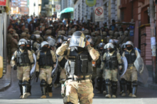 Cảnh sát quân sự đến Plaza Murillo ở La Paz, Bolivia, hôm 26/06/2024. (Ảnh: Gaston Brito Miserocchi/Getty Images)
