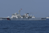Các tàu Hải Cảnh Trung Quốc giám sát việc phân phối nhiên liệu và thực phẩm cho ngư dân của Liên minh Atin Ito (Đây là của Chúng tôi) do thường dân lãnh đạo, ở Biển Đông vốn đang trong tình trạng tranh chấp, hôm 16/05/2024. (Ảnh: Ted Aljibe/AFP qua Getty Images)