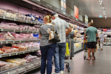 Trong bức ảnh tư liệu này, người dân đang mua sắm tại một siêu thị. (Ảnh: Susan Mortimer/The Epoch Times)