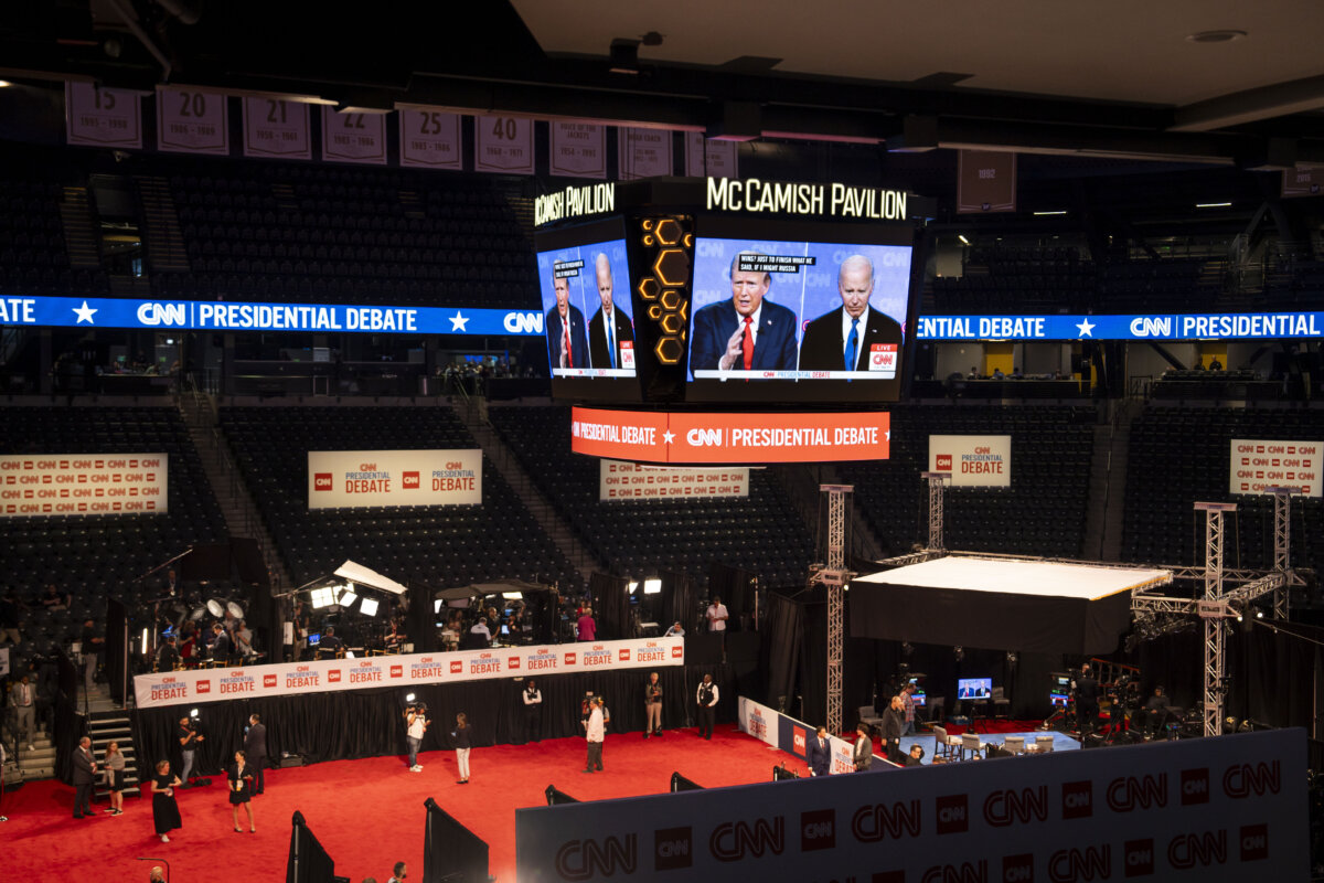 Hình ảnh cựu Tổng thống Donald J. Trump và Tổng thống Joe Biden qua một màn hình từ phòng quay trong cuộc tranh biện tổng thống ở Atlanta, Georgia, hôm 27/06/2024. (Ảnh: Madalina Vasiliu/The Epoch Times)