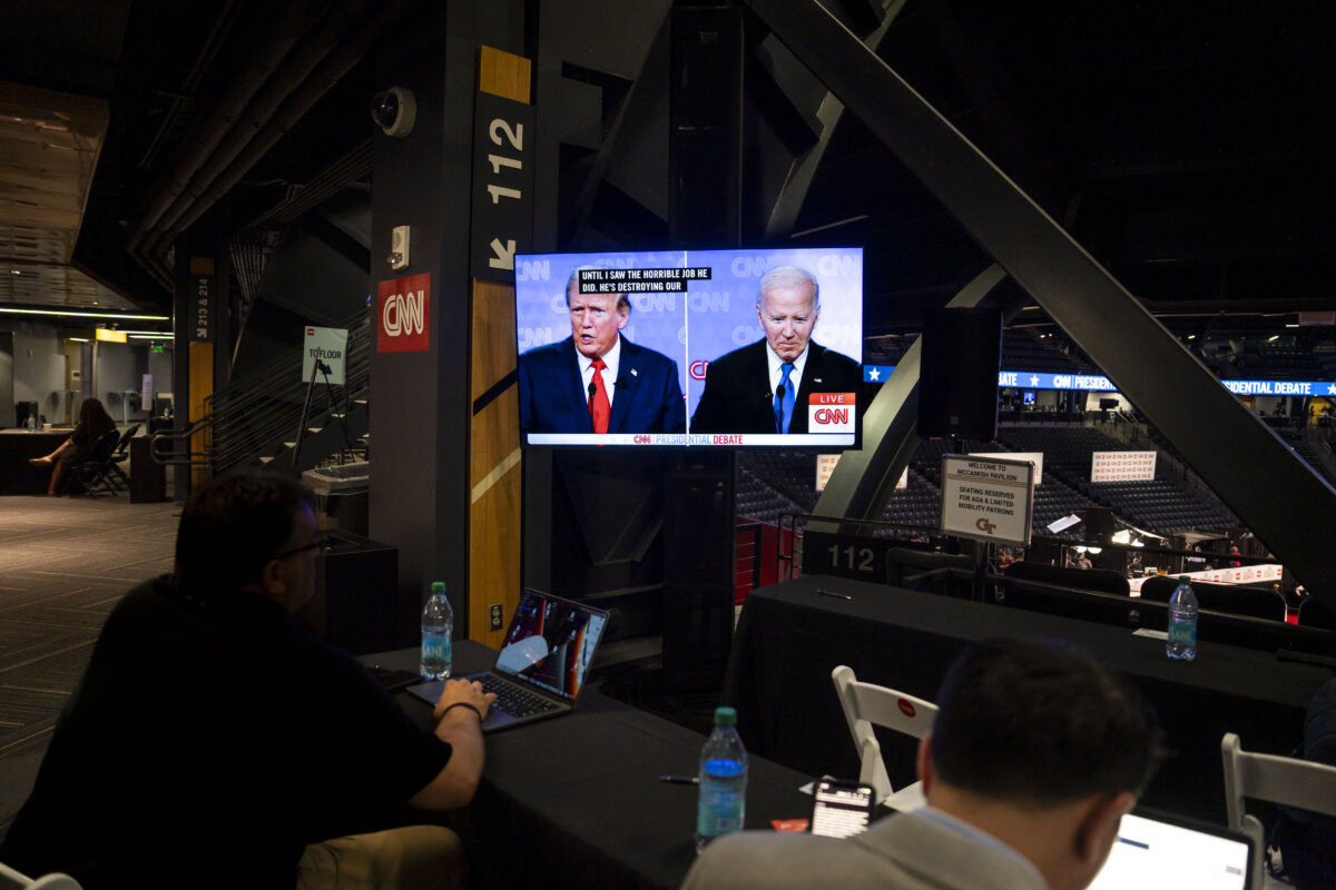Hình ảnh cựu Tổng thống Donald J. Trump và Tổng thống Joe Biden được chiếu qua màn hình từ trung tâm tư liệu truyền thông trong cuộc tranh biện tổng thống ở Atlanta, Georgia, hôm 27/06/2024. (Ảnh: Madalina Vasiliu/The Epoch Times)
