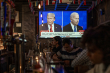 Người dân theo dõi cuộc tranh biện tổng thống giữa Tổng thống Joe Biden và cựu Tổng thống Donald Trump, tại một quán bar ở thành phố New York hôm 27/06/2024. (Ảnh: Samira Bouaou/The Epoch Times)
