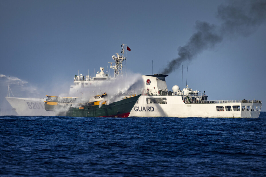 Một tàu Hải cảnh Trung Quốc bắn vòi rồng vào Unaizah, một tàu thuê của Hải quân Philippines, đang thực hiện nhiệm vụ tiếp tế thường lệ cho quân đội đóng tại Bãi cạn Second Thomas, trên Biển Đông hôm 05/03/2024. (Ảnh: Ezra Acayan/Getty Images)