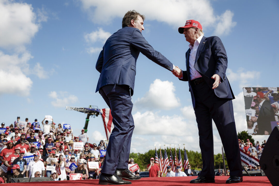 Ứng cử viên tổng thống Đảng Cộng Hòa, cựu Tổng thống Donald Trump bắt tay Thống đốc tiểu bang Virginia Glenn Youngkin trong một cuộc vận động tranh cử tại Greenbrier Farms ở Chesapeake, Virginia, hôm 28/06/2024. (Ảnh: Anna Moneymaker/Getty Images)