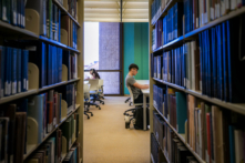 Sinh viên học trong Thư viện Perry-Castaneda tại Đại học Texas ở Austin, hôm 22/02/2024. (Ảnh: Brandon Bell/Getty Images)