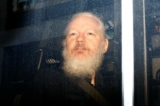 Người sáng lập WikiLeaks Julian Assange ở trong xe cảnh sát sau khi bị cảnh sát Anh quốc bắt giữ tại London vào ngày 11/04/2019. (Ảnh: Henry Nicholls/Reuters)