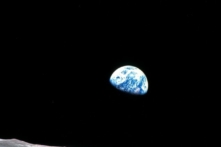 Bức ảnh do NASA cung cấp chụp Trái đất ló dạng đằng sau bề mặt của Mặt trăng trong Sứ mệnh Apollo 8, vào ngày 24/12/1968. (Ảnh: William Anders/NASA/AP)