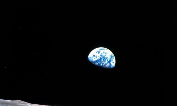 Bức ảnh do NASA cung cấp chụp Trái đất ló dạng đằng sau bề mặt của Mặt trăng trong Sứ mệnh Apollo 8, vào ngày 24/12/1968. (Ảnh: William Anders/NASA/AP)