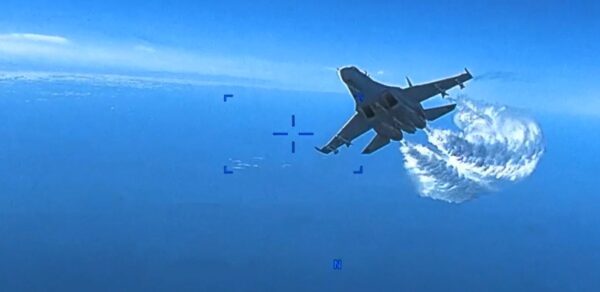 Một chiến đấu cơ Su-27 của Nga tiếp cận một phi cơ không người lái của Mỹ trên Hắc Hải vào ngày 16/03/2023. (Ảnh: Bộ Quốc phòng Hoa Kỳ thông qua The Epoch Times)