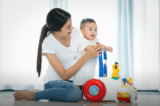 Sự trưởng thành của một em bé từ 10 tháng tuổi đến 3 tuổi được tính theo từng tháng. (Ảnh: Shutterstock)