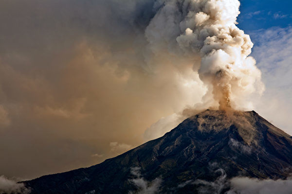 Philippines: Núi lửa phun trào, cột khói cao đến 5,000 mét