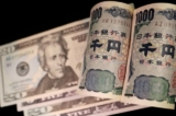Các tờ tiền yên Nhật và USD trong một hình minh họa, chụp ngày 23/09/2022. (Ảnh: Florence Lo/Reuters)