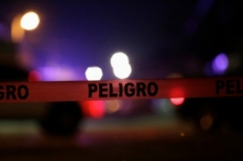Trong ảnh tư liệu này, một dòng chữ ‘Nguy hiểm’ trên dây niêm phong của cảnh sát được chụp tại hiện trường vụ án, nơi những kẻ tấn công không rõ danh tính đã bắn tử vong người dân tại một nhà để xe ở Ciudad Juarez, Mexico, vào ngày 04/01/2018. (Ảnh: Reuters/Jose Luis Gonzalez)