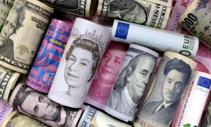 Hình minh họa tiền giấy euro, HKD, USD, yên Nhật, bảng Anh, và 100 nhân dân tệ Trung Quốc, ngày 21/01/2016. (Ảnh: Reuters/Jason Lee/Minh họa/Ảnh lưu trữ)