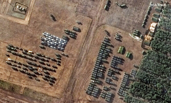 Hình ảnh vệ tinh cho thấy các xe lắp ráp tại phi trường V D Bolshoy Bokov, gần Mazyr, Belarus, vào ngày 22/02/2022. (Ảnh: Được đăng dưới sự cho phép của Satellite image ©2022 Maxar Technologies/Phân phát qua Reuters)