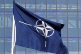 Cờ NATO được treo tại trụ sở chính của Liên minh này trước cuộc họp Các Bộ trưởng Quốc phòng NATO, tại Brussels, vào ngày 21/10/2021. (Ảnh: Pascal Rossignol/Reuters)