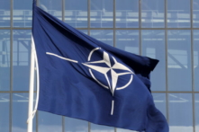 Cờ NATO được treo tại trụ sở chính của Liên minh này trước cuộc họp Các Bộ trưởng Quốc phòng NATO, tại Brussels, vào ngày 21/10/2021. (Ảnh: Pascal Rossignol/Reuters)