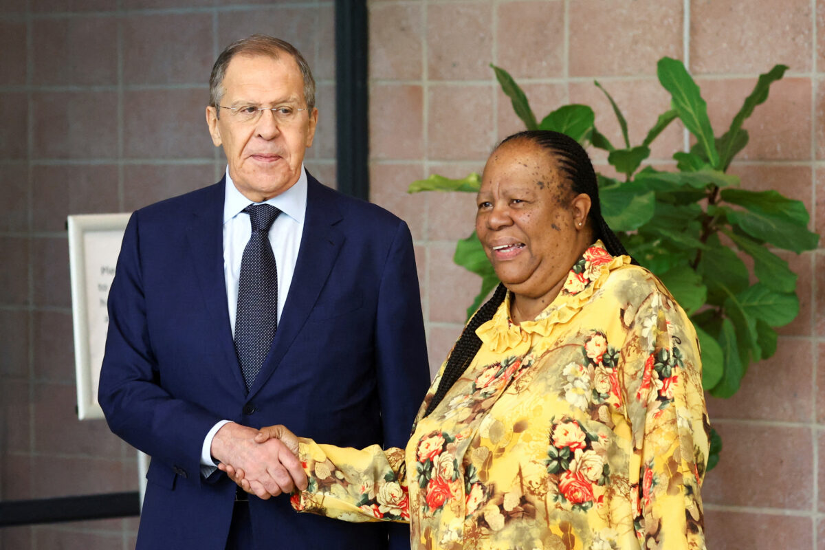 Ngoại trưởng Nam Phi Naledi Pandor (phải) bắt tay Ngoại trưởng Nga Sergei Lavrov, trước cuộc gặp song phương của họ ở Pretoria, Nam Phi, ngày 23/01/2023. (Ảnh: Siphiwe Sibeko/Reuters)