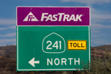 Biển báo chỉ dẫn người lái xe đến đường có thu lệ phí State Route 241 ở Quận Cam, California, vào ngày 12/11/2020. (Ảnh: John Fredricks/The Epoch Times)