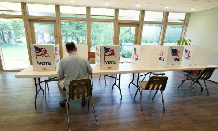Một cử tri ngồi tại phòng bỏ phiếu tại khu vực bầu cử sơ bộ của Địa hạt bầu cử Quốc hội số 2 của Mississippi, ở Jackson, Mississippi, vào ngày 07/06/2022. (Ảnh AP/Rogelio V. Solis, Tư liệu)