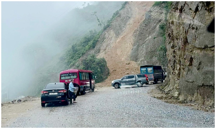 Sạt lở ở Hà Giang vùi lấp xe khách, 11 người thiệt mạng