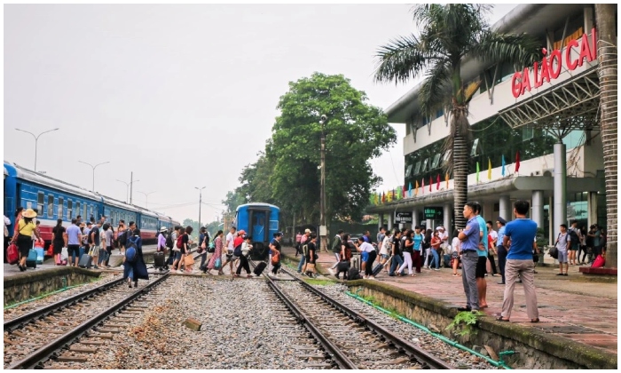 Xe lửa Hà Nội – Lào Cai bị ném đá khi đang chạy, phụ lái nhập viện