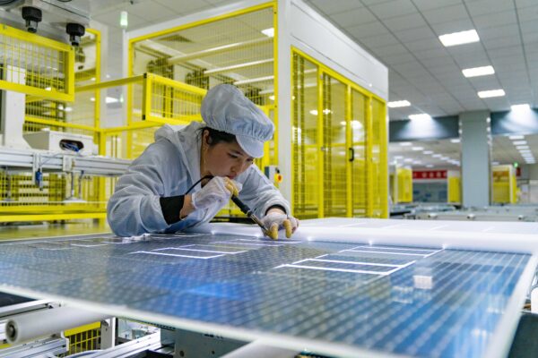 Một nhân viên làm việc trên dây chuyền sản xuất pin quang năng theo đơn đặt hàng từ Ấn Độ tại nhà máy của GCL (Group) Holding Co., Ltd ở Hợp Phì, tỉnh An Huy, Trung Quốc, hôm 05/01/2022. (Ảnh: Ruan Xuefeng/VCG qua Getty Images)
