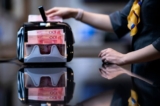 Một nhân viên ngân hàng sử dụng máy đếm tiền để đếm những tờ 100 nhân dân tệ tại một ngân hàng ở Thượng Hải, Trung Quốc, trong một bức ảnh tư liệu. (Ảnh: Johannes Eisele/AFP qua Getty Images)